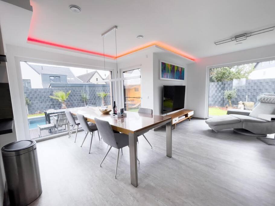 Villa Dreamy Vibes Mit Privatem Pool & Rheinblick Niederkassel Eksteriør bilde