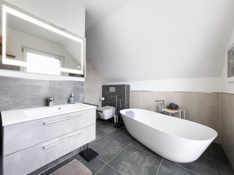 Villa Dreamy Vibes Mit Privatem Pool & Rheinblick Niederkassel Eksteriør bilde